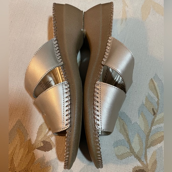 St. John’s Bay size 10 champagne colored sandals - Picture 5 of 9